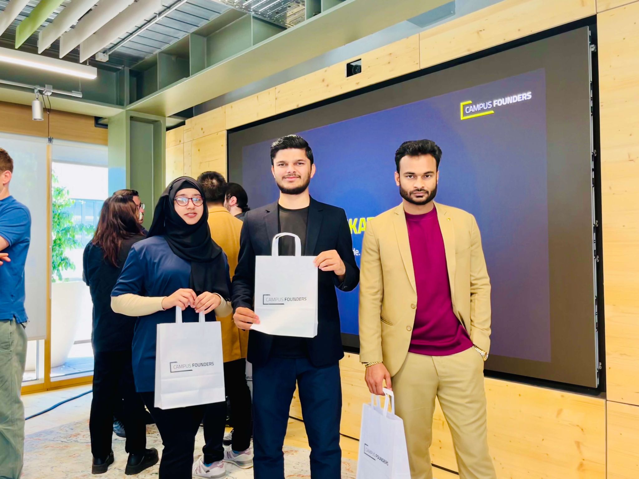 Raumdeuter AI hackathon winning team with Campus Founders prize bags